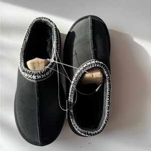kirkland signature Unsex Shearling Slipper Black Ladies Size 7/men’s size 6